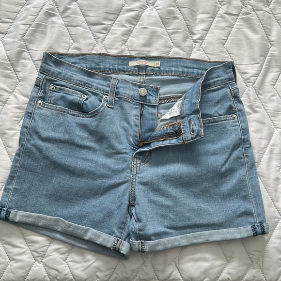 Levi’s “Mid Length Shorts” - Picture 2 of 4